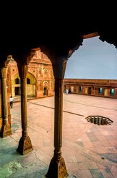 Agra;-Agra-Fort;-Architecture;-Carving;-Colonnade;-Courtyard;-India;-Jahangiri-Mahal;-Kaleidos;-Kaleidos-images;-La-parole-à-limage;-Lal-Qila;-Mughal;-Paving;-Pillars;-Red-sandstone;-Stories-Pictures;-Tarek-Charara;-UNESCO;-Uttar-Pradesh;-Visitors;-World-Heritage